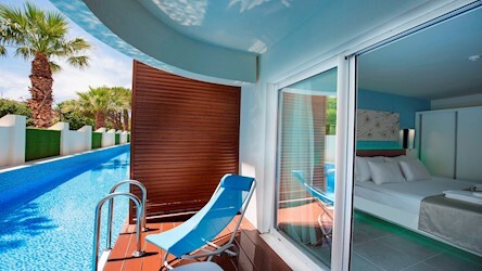 Swim Up Room