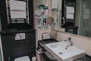 Standard Queen Room