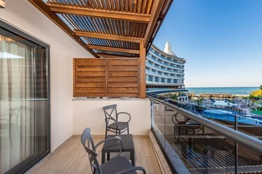 Family Room Sea Side View with 2 Bathrooms