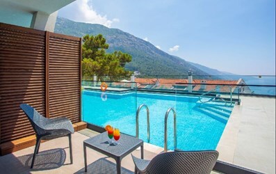 Nirvana Family Swim Up Room