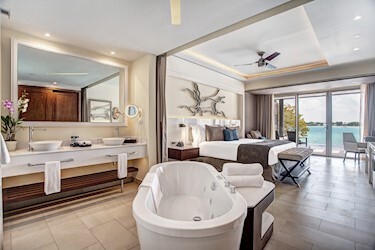 Luxury Junior Suite Swim Out