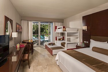Family Club Deluxe Junior Suite Swimout