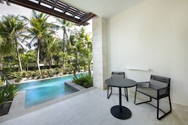 Unique Junior Suite Swim Up