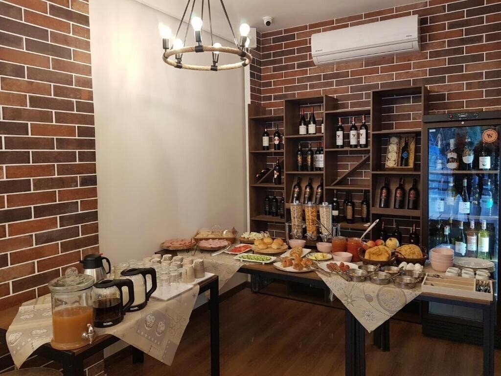 Imaginea Peaky Hotel (ex. Ergis Hotel, Ergi's Hotel) 4*