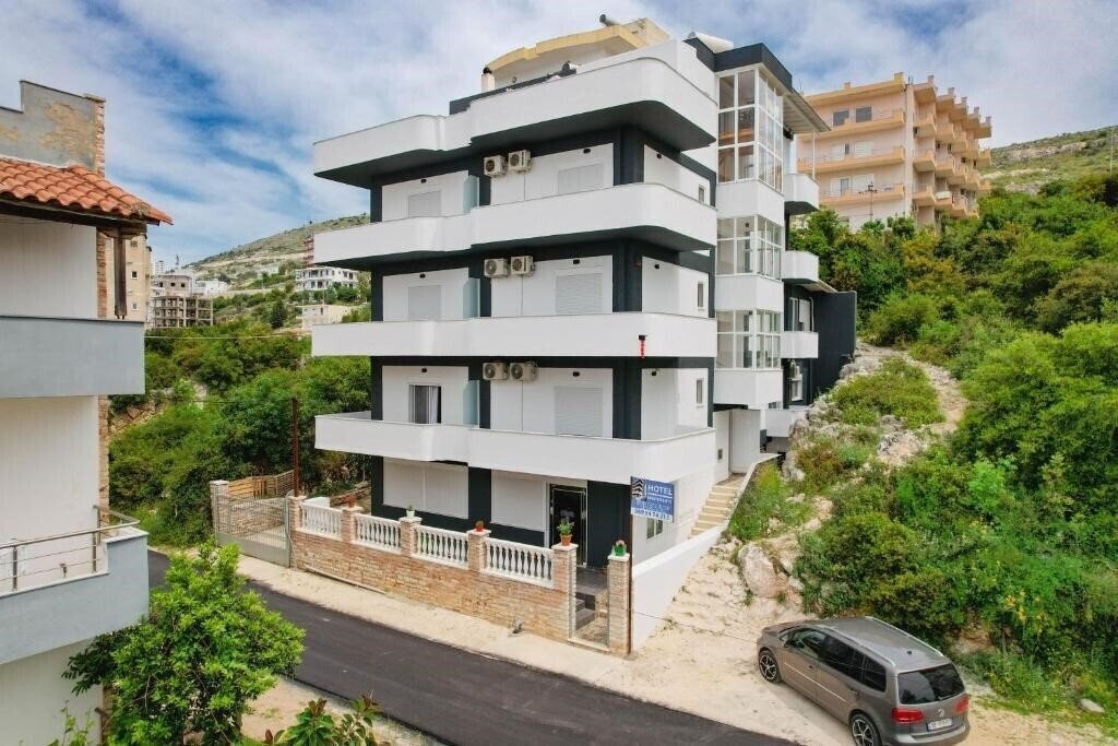 Отель Eleana Apartments 3*