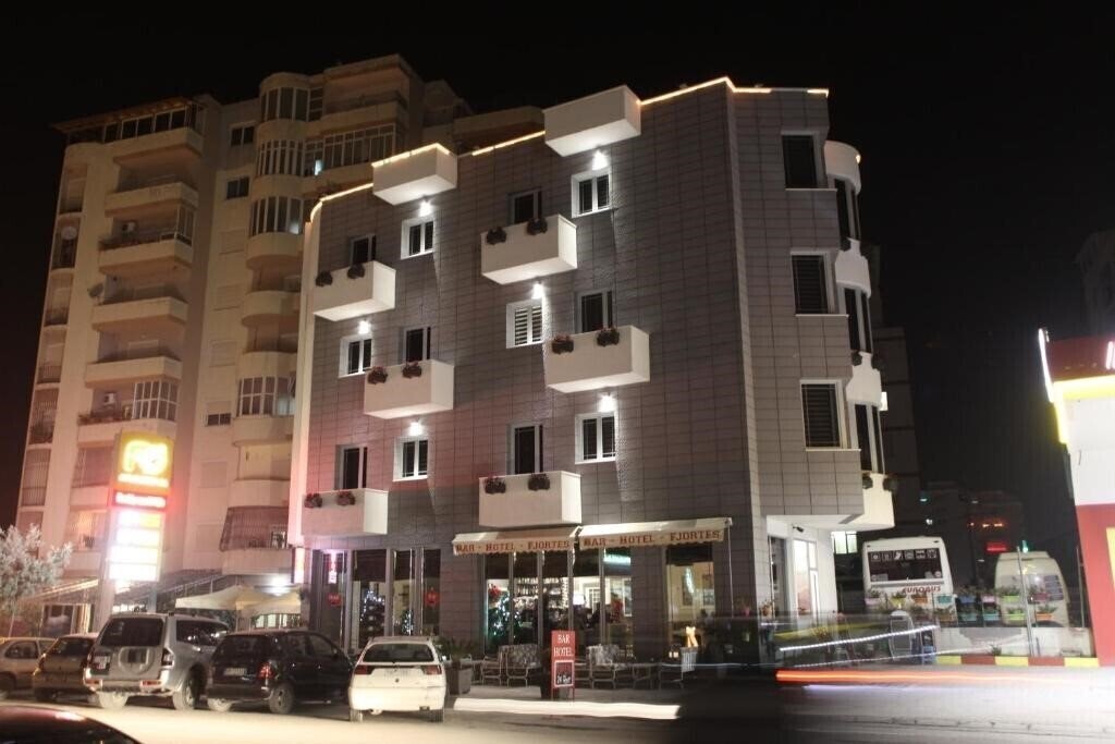 Hotel Fjortes 3*