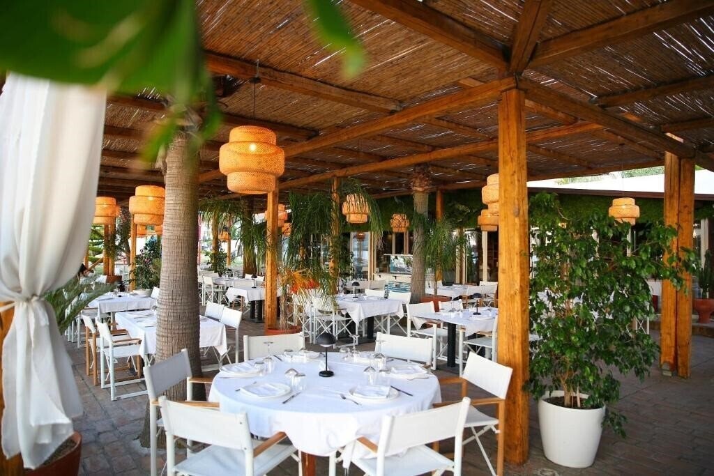 Imaginea Oricon Coast Luxury Resort 5*