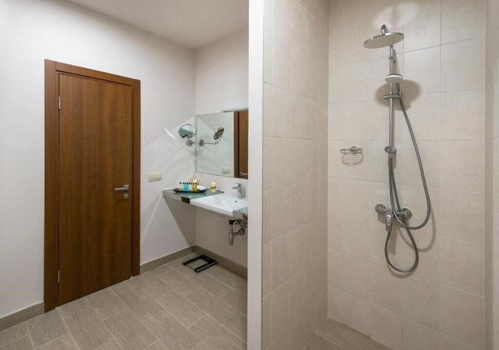 Fotografie Ani Grand + 4*