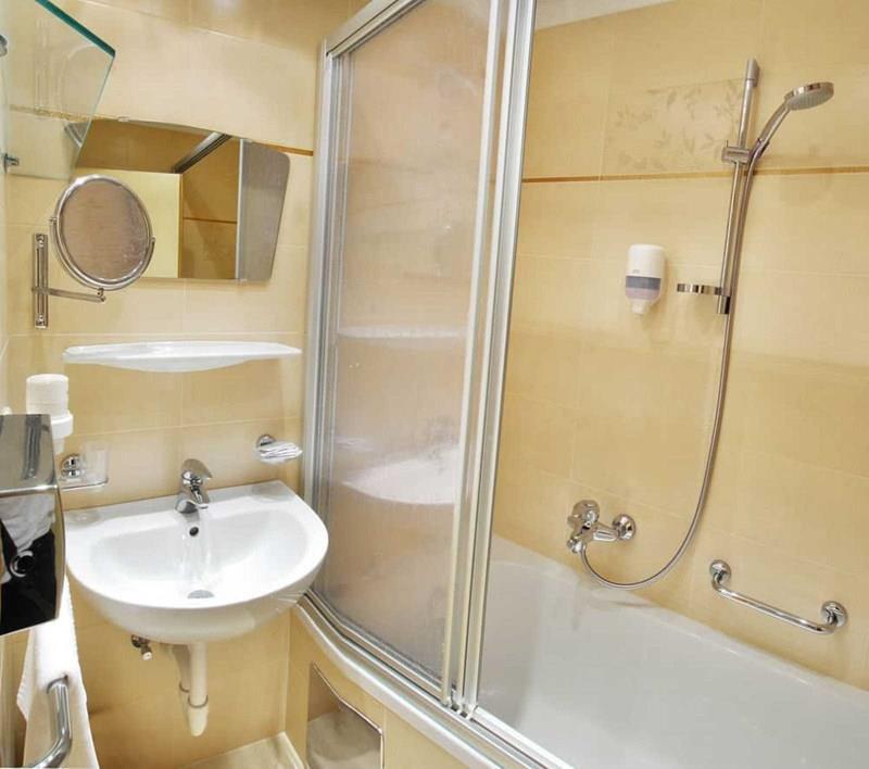 Отель Fun & SPA Hotel Strass 4*