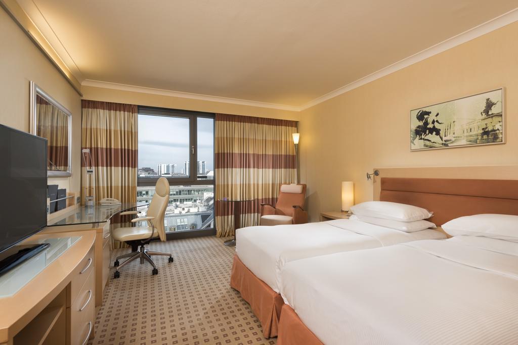 Фотография Hilton Plaza 5*