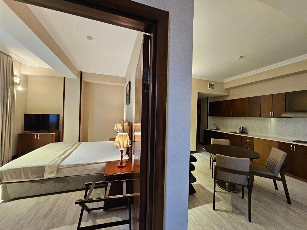 Imaginea Crown Suite Hotel Baku 3*