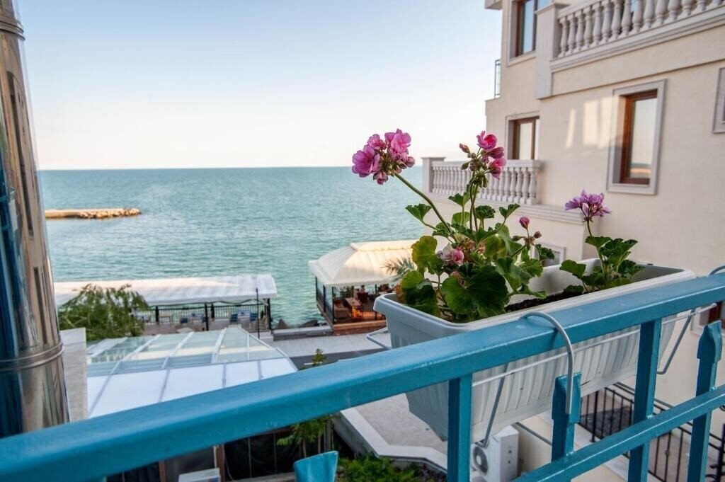 Отель White House Family Hotel 3*