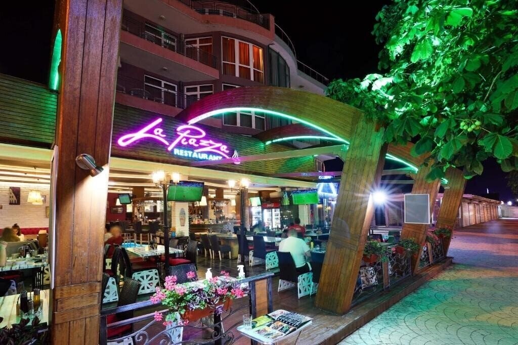 Fotografii La Piazza 2*