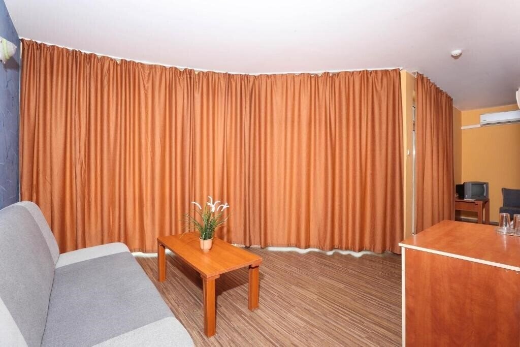 Imaginea La Piazza 2*