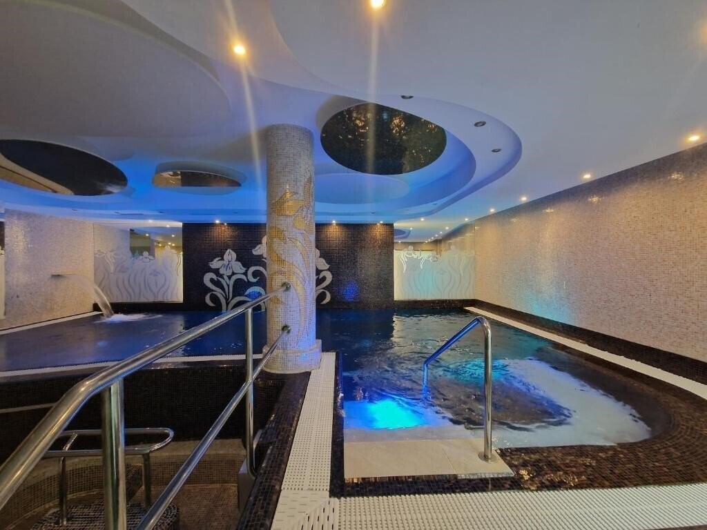 Отель Iris 4*