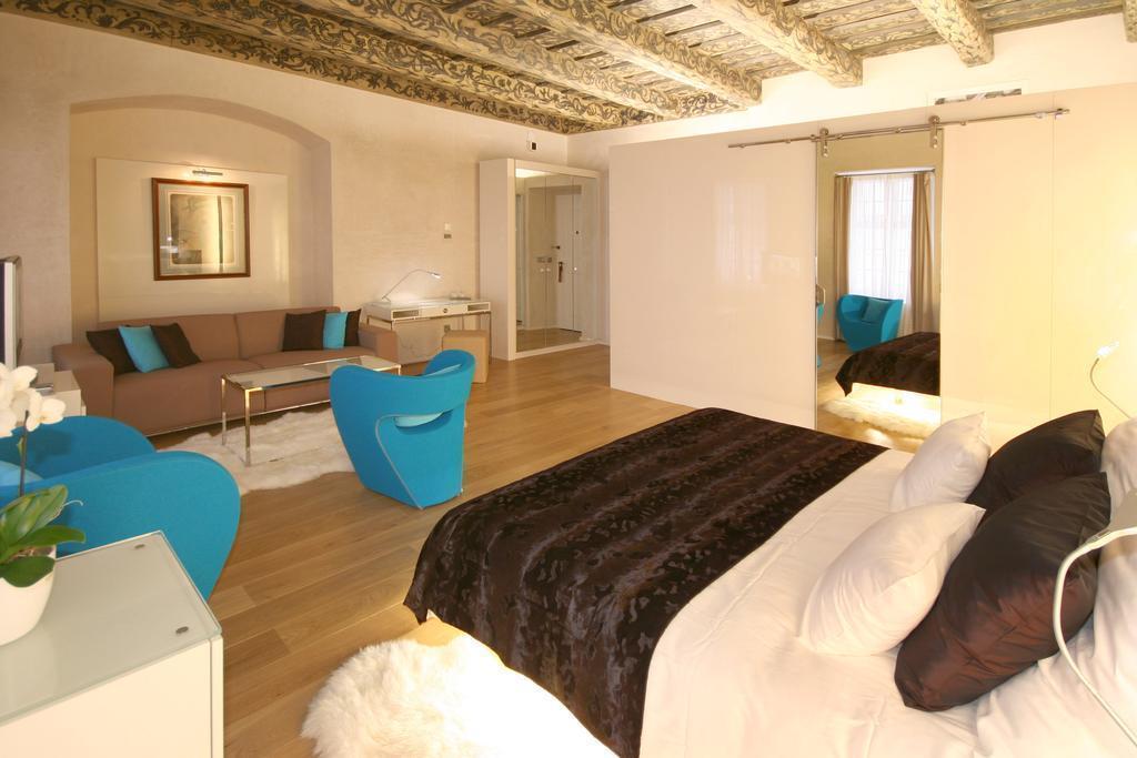 Fotografie Three Storks 5*