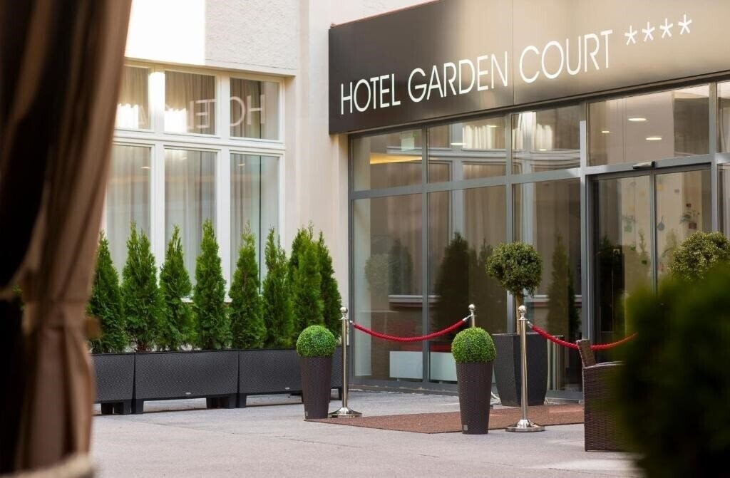 Отель Garden Court 4*