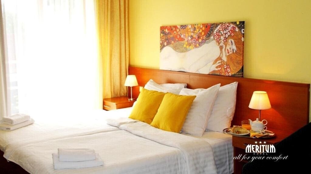 Fotografii Meritum 3*