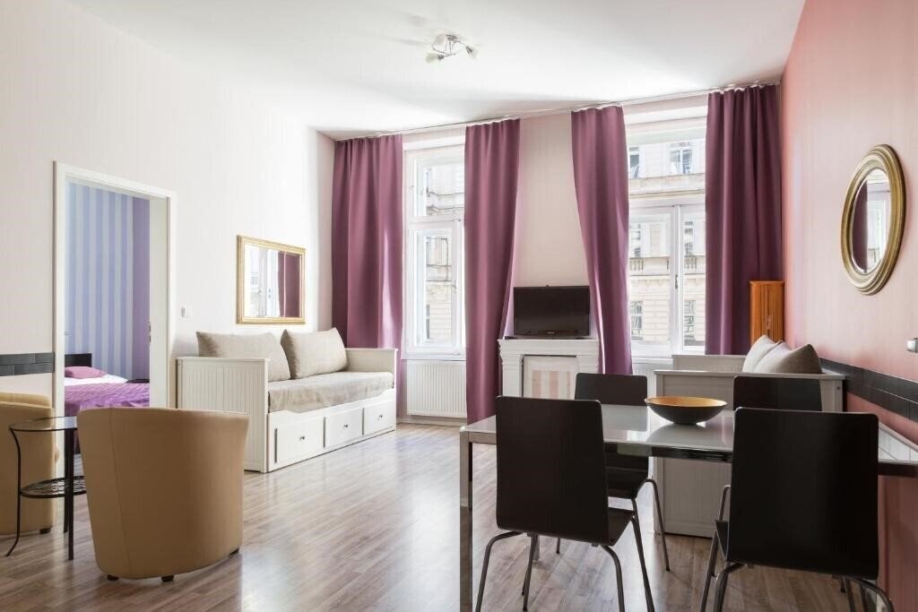 Отель Royal Court Apartments апартаменты