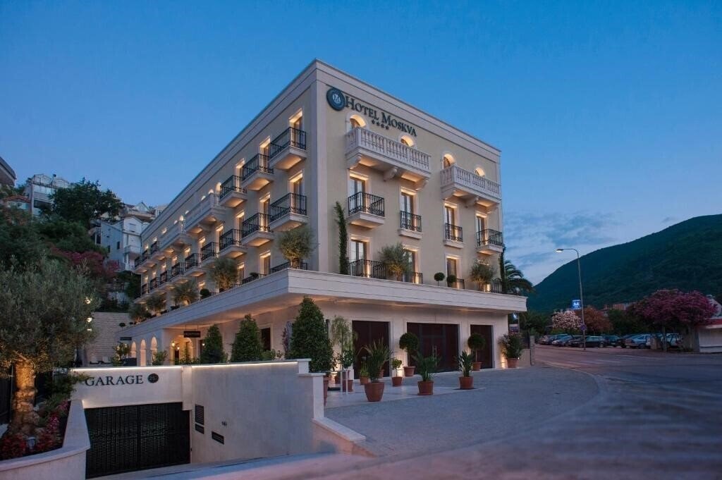 Отель Hotel Moskva 4*