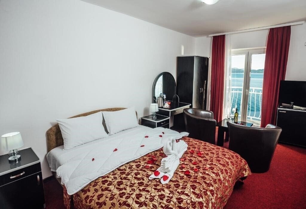 Картинка Azzurro Kotor 3*