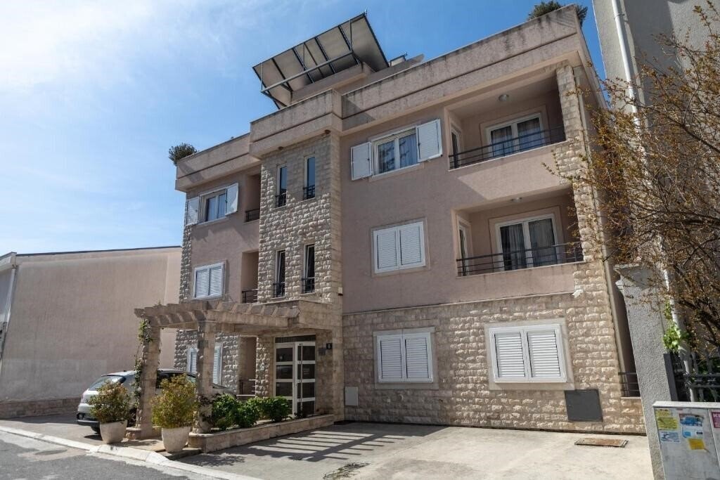 Отель Apartments Holiday 3*