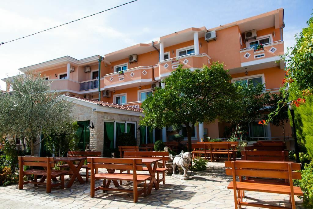Отель Holiday Apartments 4*