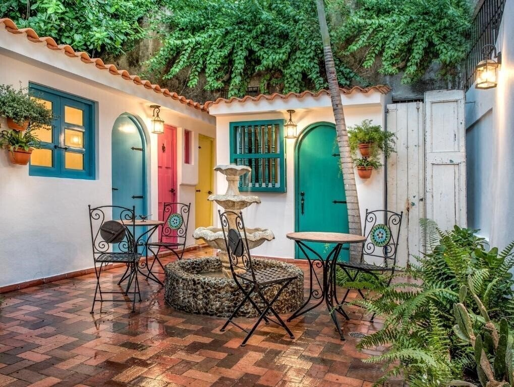 Отель Colonial 154 H Boutique + 3*