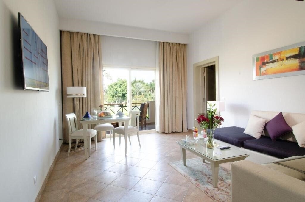 Imaginea Swiss Inn Pyramids Golf 5*