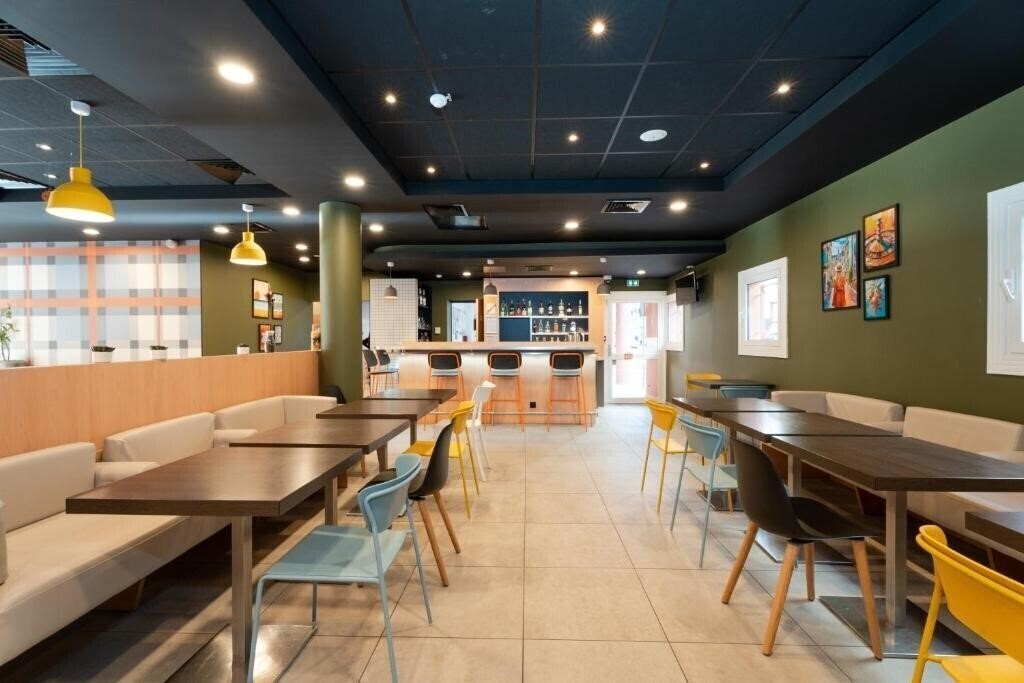 Фотография EasyHotel Nice Old Town (ex. EasyHotel Nice Palais des Congres, Ibis Nice Palais des Congres, Best Western Nautica) 3*