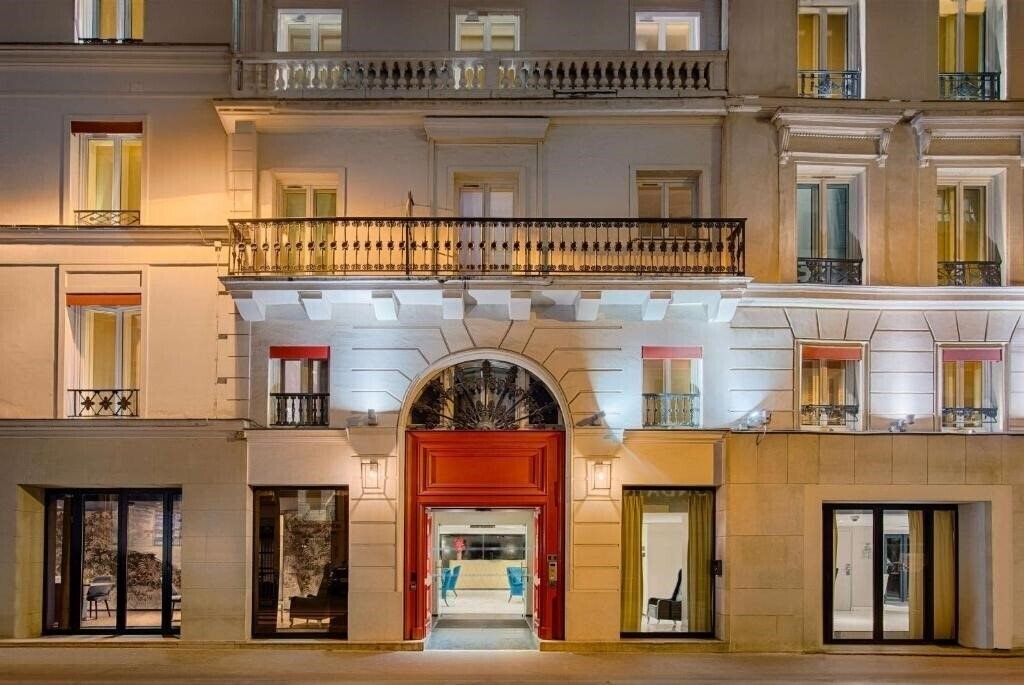 Hotel NH Paris Champs-Elysées (ex. Beauchamps) 4*