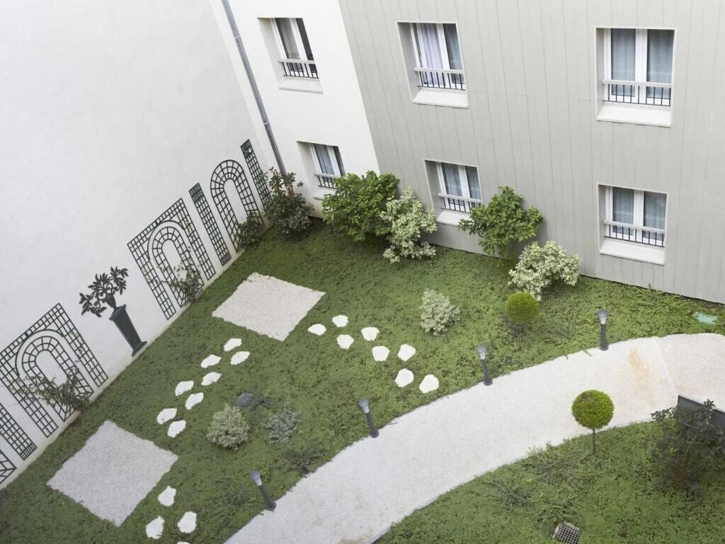 Отель Kyriad Paris Montmartre 2*