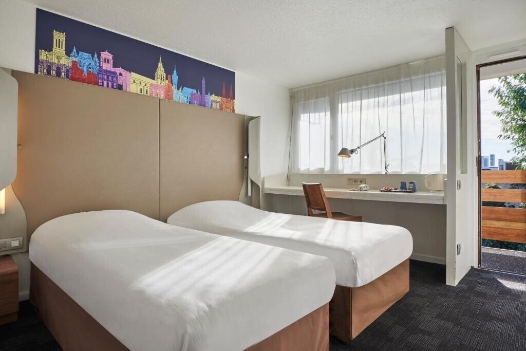 Фото Campanile Brie Comte Robert 3*