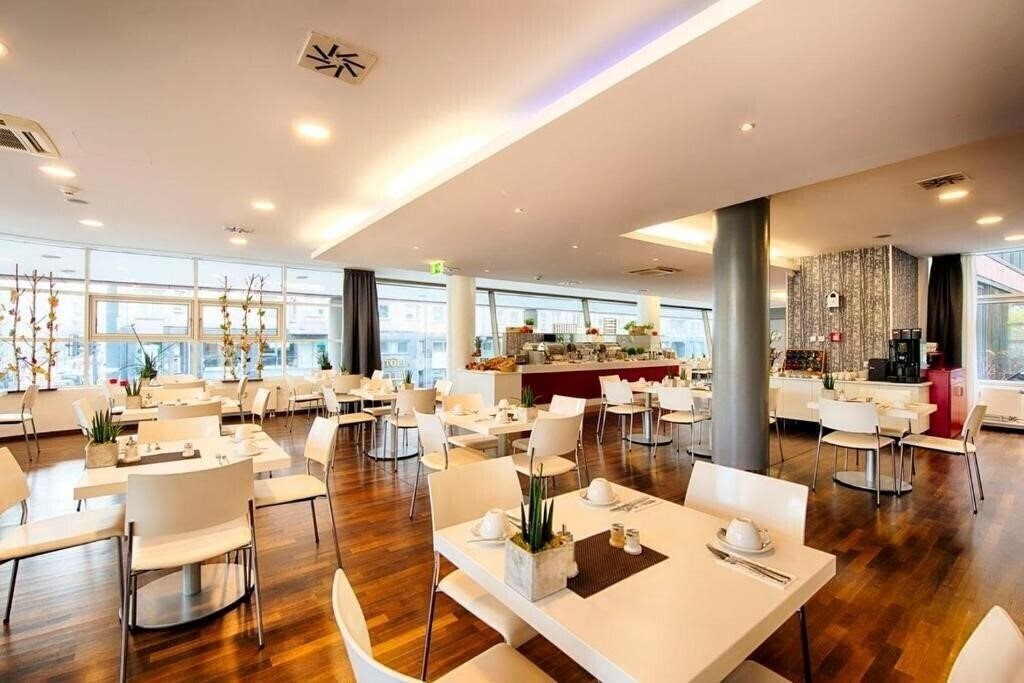 Отель Novum Select Hotel Berlin Gendarmenmarkt 4*