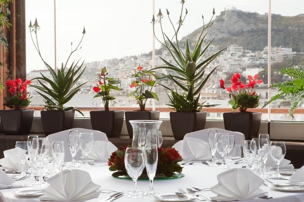 Отель Crowne Plaza City Centre 4*