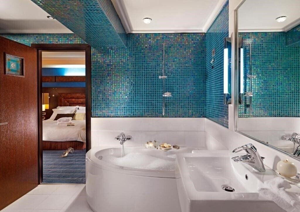 Фото Crowne Plaza City Centre 4*