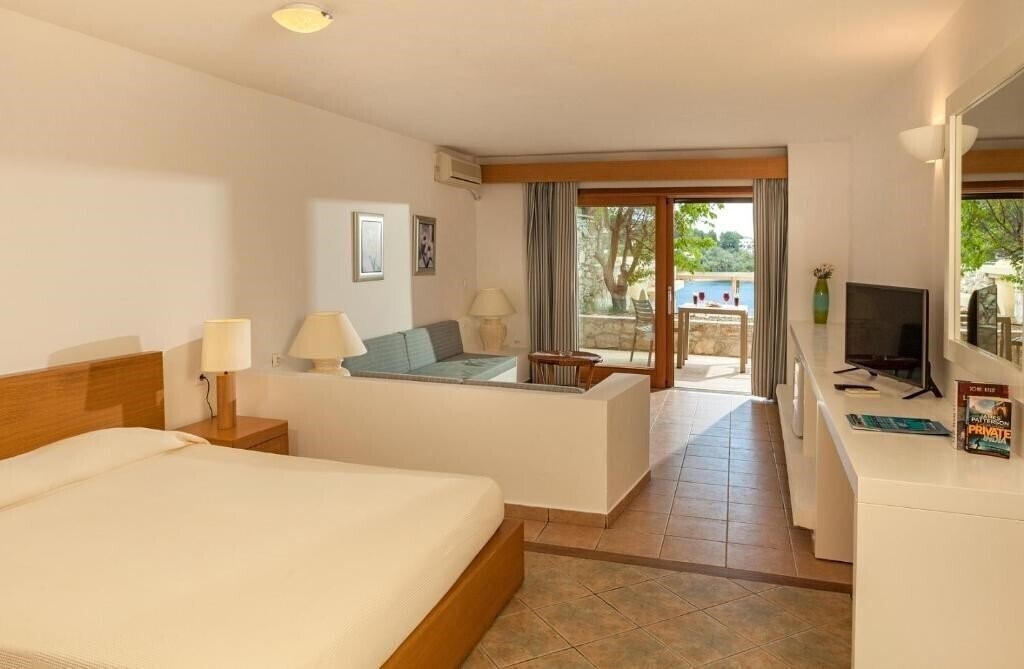 Imaginea Cape Kanapitsa Hotel & Suites 2*