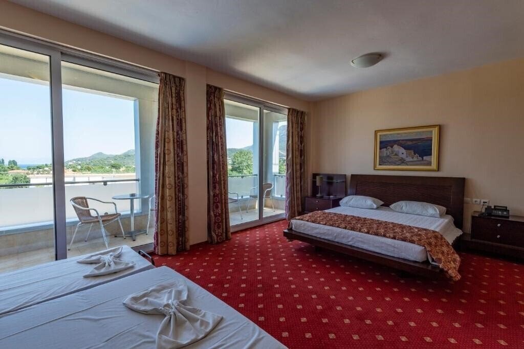 Фото Dolphin Resort Hotel 3*