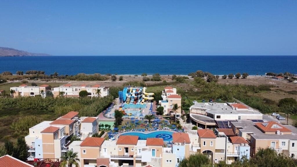 Отель Chrispy World Hotel & Bungalows 4*
