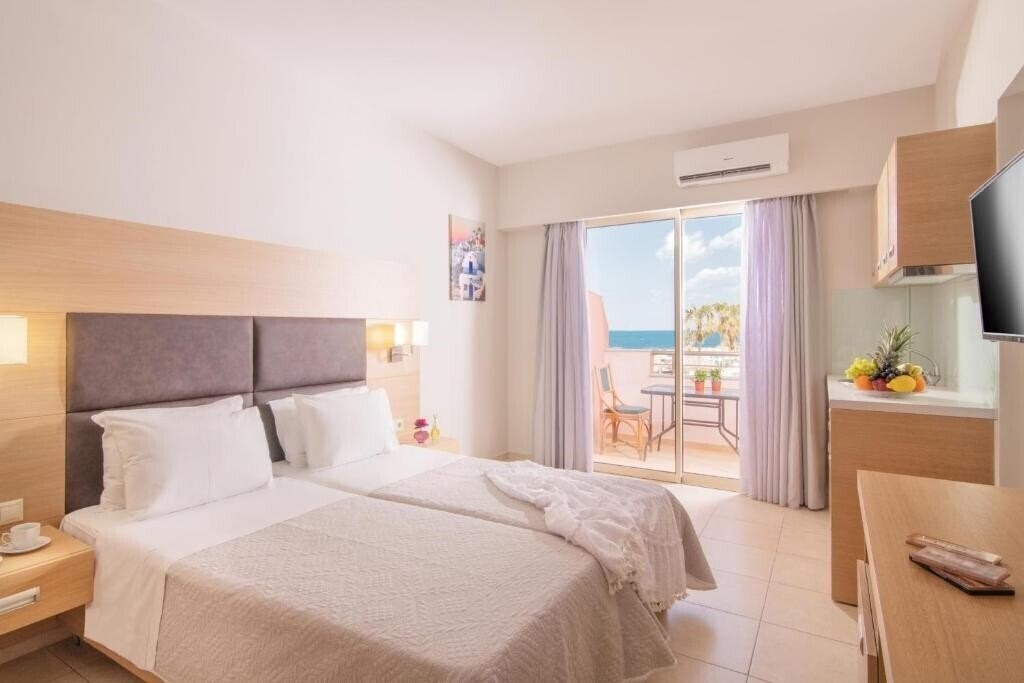 Фотография Pleasure Beach Hotel (ex. Artemis Bay Aparthotel) 4*