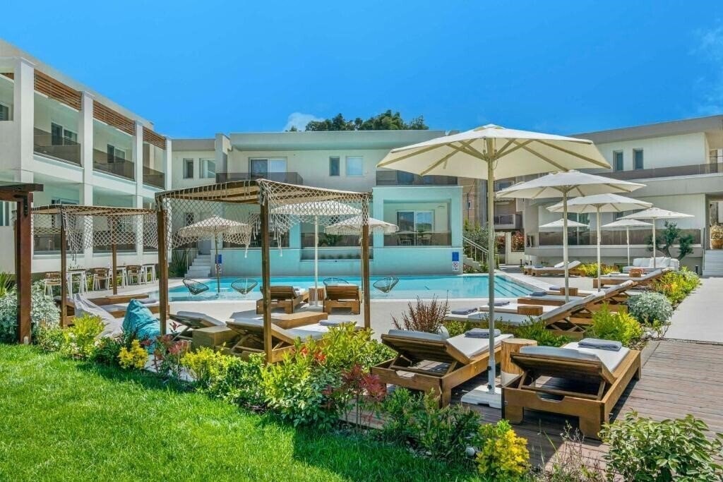 Imaginea Mirablue Luxury Residences (ex. Mirablue Deluxe Residences, Mirablue Residences) 3*