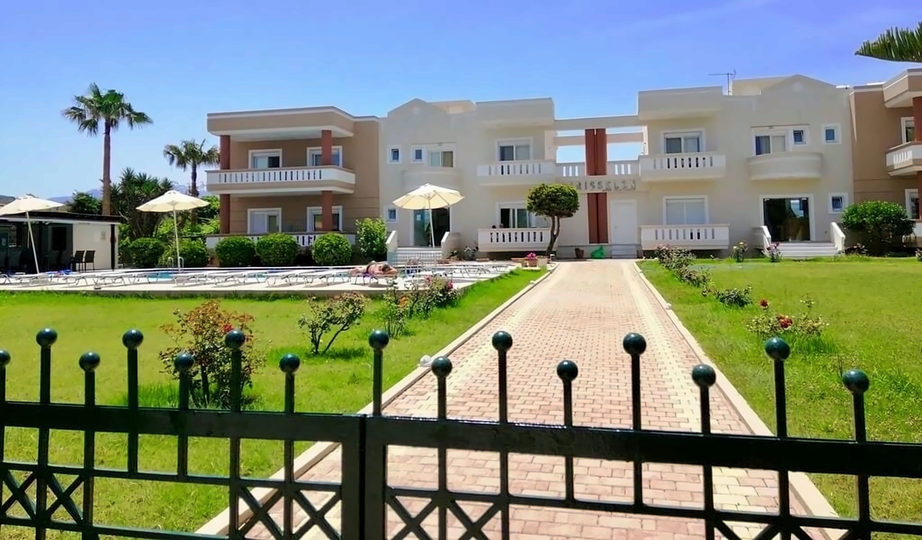 Отель Chrisselen Apartments 3*