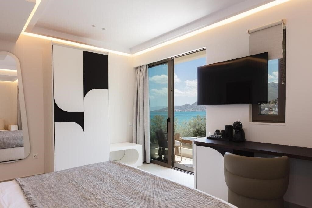 Hotel Naiades Beach Hotel 5*