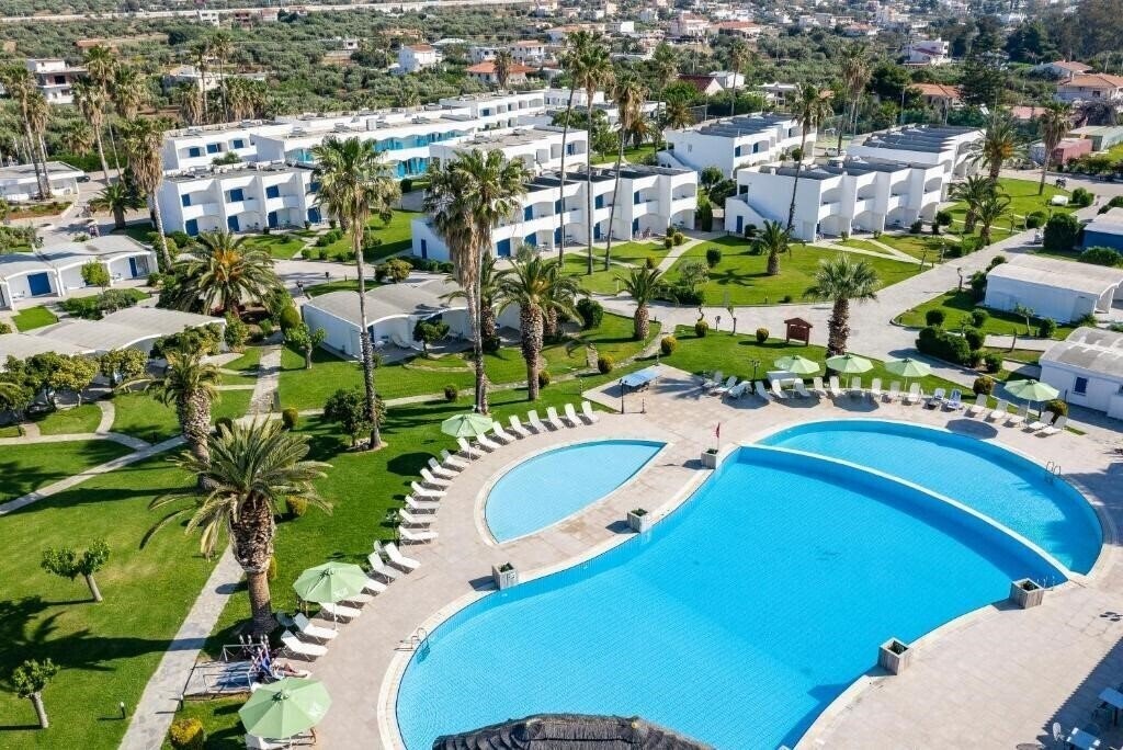 Отель Kinetta Beach 4*