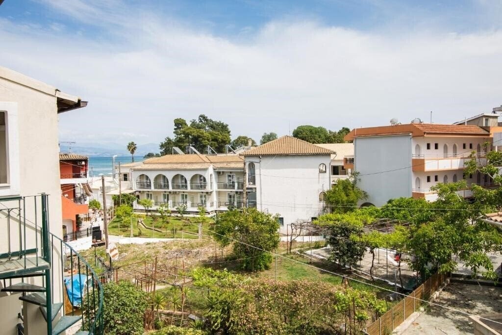Imaginea Across Opera Blue (ex. Omiros Hotel) 4*