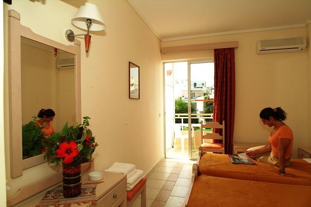 Imaginea Theonia Hotel 2*