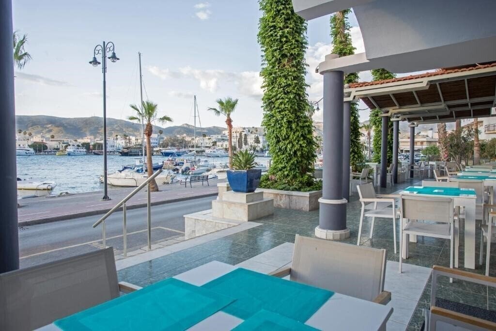 Imaginea Kosta Palace 4*