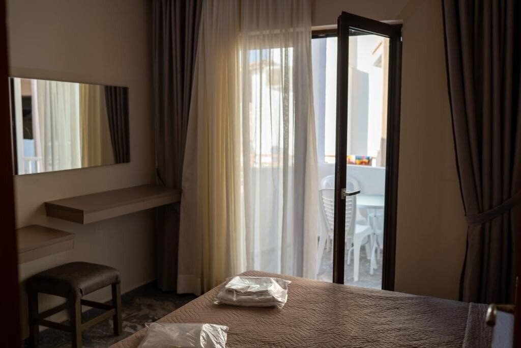 Imaginea Ekavi Hotel 3*