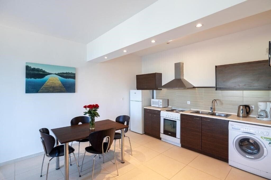 Imaginea La Stella Apartments & Suites 4*