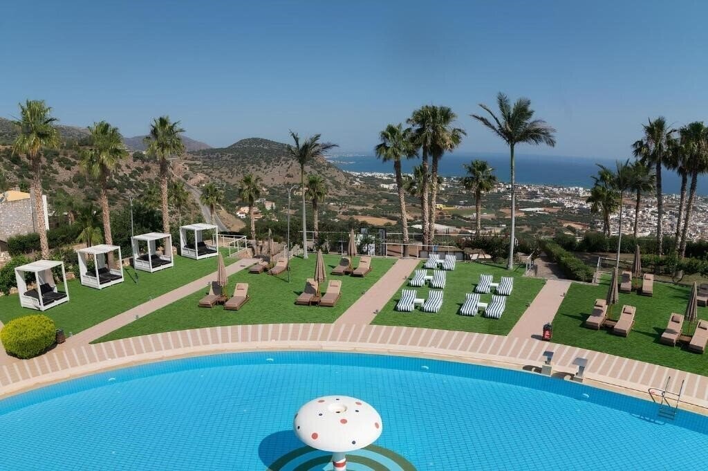 Fotografie The Noverian Scenic Hilltop Villa Resort 5*